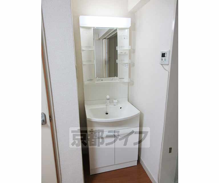 洗面設備　嬉しい独立洗面台です。