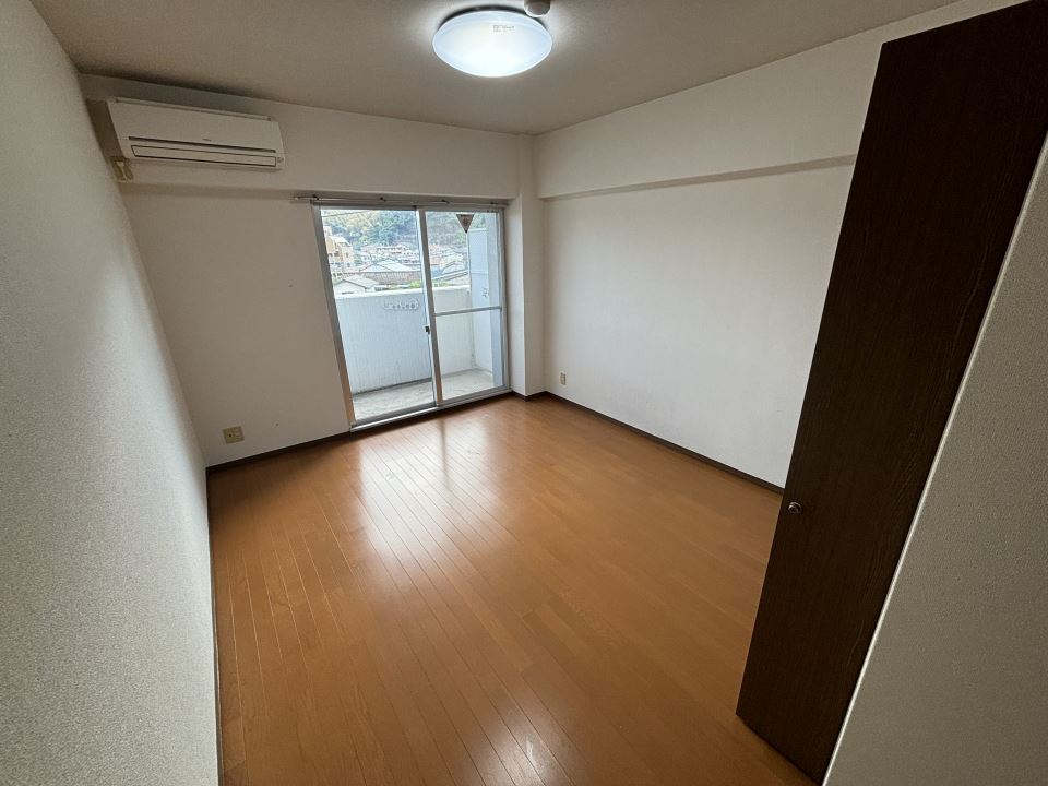 居室・リビング　８畳の洋室です