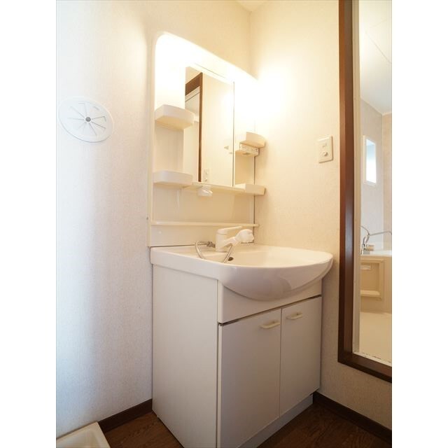 洗面設備　洗髪可能なシャンプードレッサーで朝の身支度もバッチリです♪