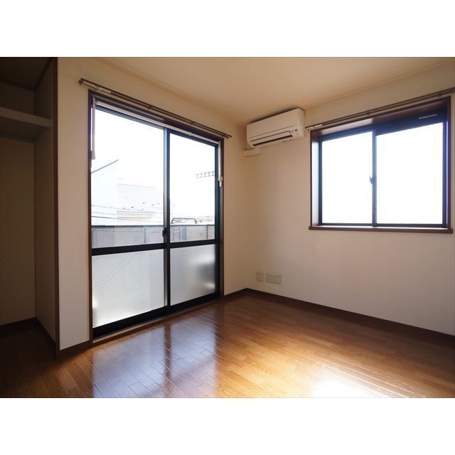 居室・リビング　南東向きの２階角部屋で日当たり良好です♪