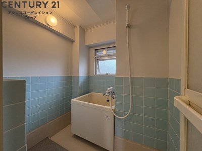 バス・シャワールーム　窓があり、換気できます。