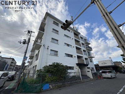 建物外観　敷地内駐車場・駐輪場あり