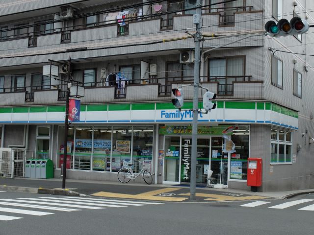 コンビニ　ファミリーマート（コンビニ）まで100m