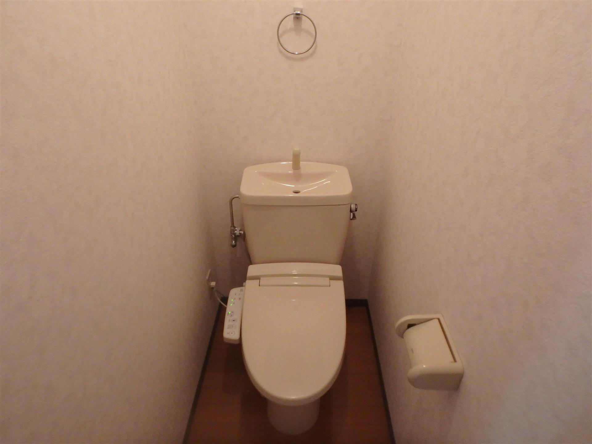 トイレ　寒い日も安心温水洗浄便座です