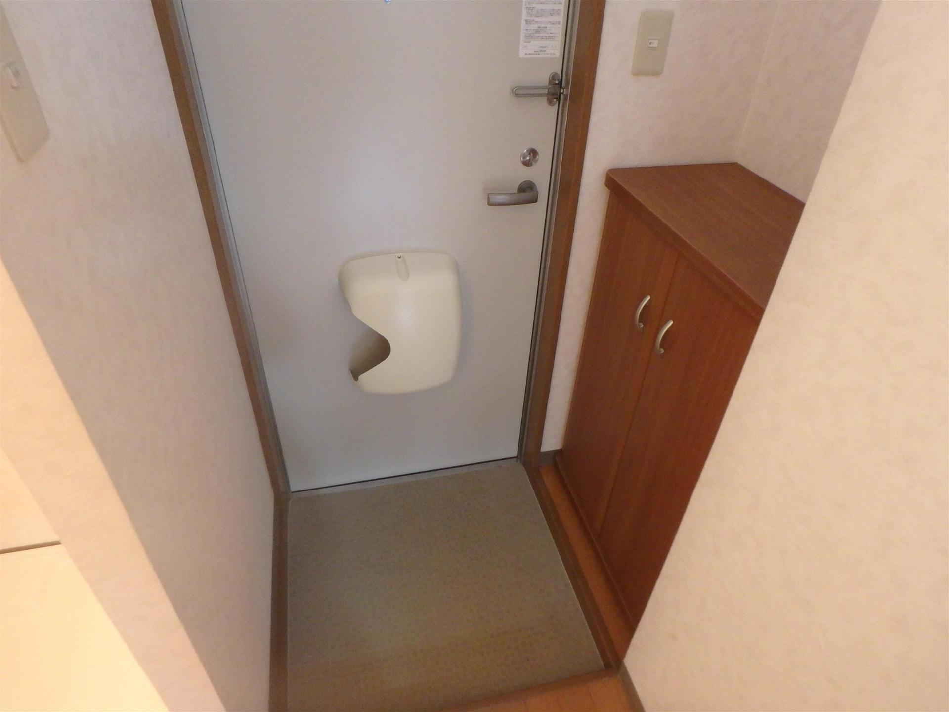 玄関　下駄箱の上段もいろいろ使えて便利になってます