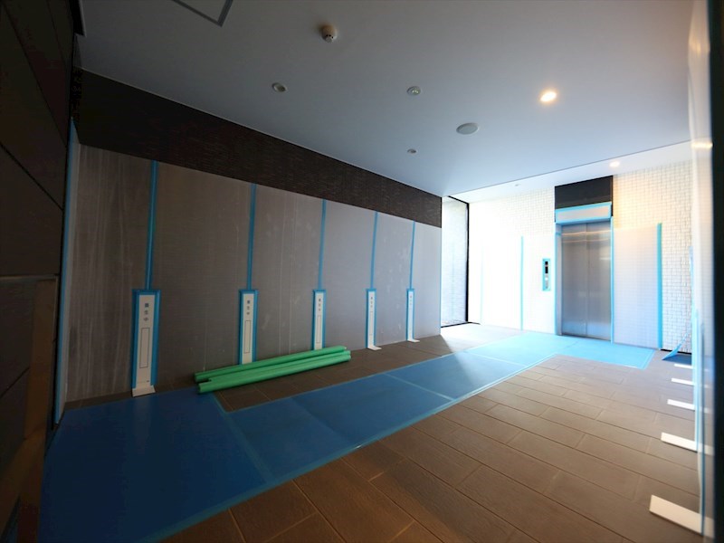 エントランス　エントランス　オートロック　宅配ＢＯＸ　防犯カメラ