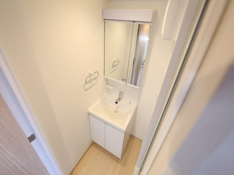 洗面設備　脱衣所　独立洗面台（シャンプードレッサー付）収納スペース有