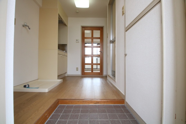 玄関　※写真は別室の参考写真です。現況優先。