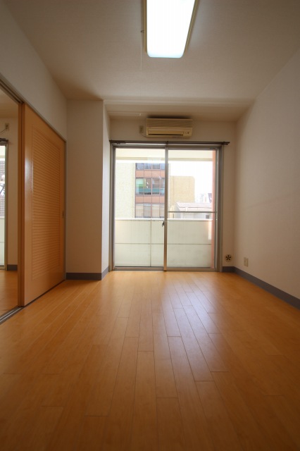 居室・リビング　同物件別号室の写真です。