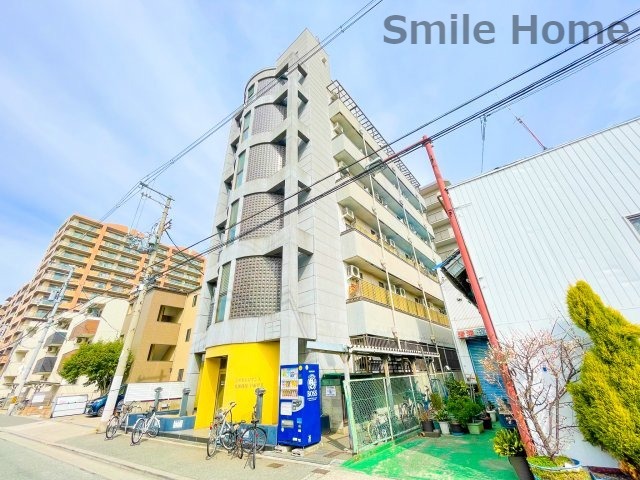 建物外観　オートロック・エレベーター付きの単身者向けマンション