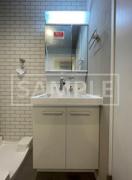 洗面設備　身支度が出来る独立洗面台です。