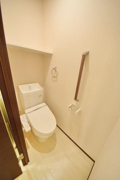 トイレ　温水洗浄便座です