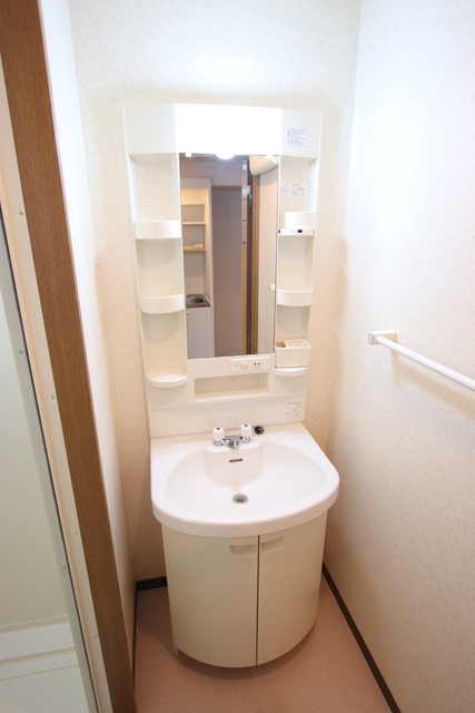 洗面設備　身支度に便利な独立洗面台