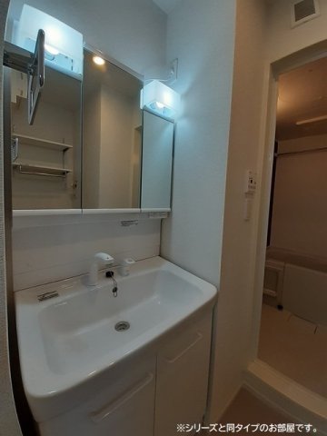 洗面設備　スペースが確保できる洗面所です