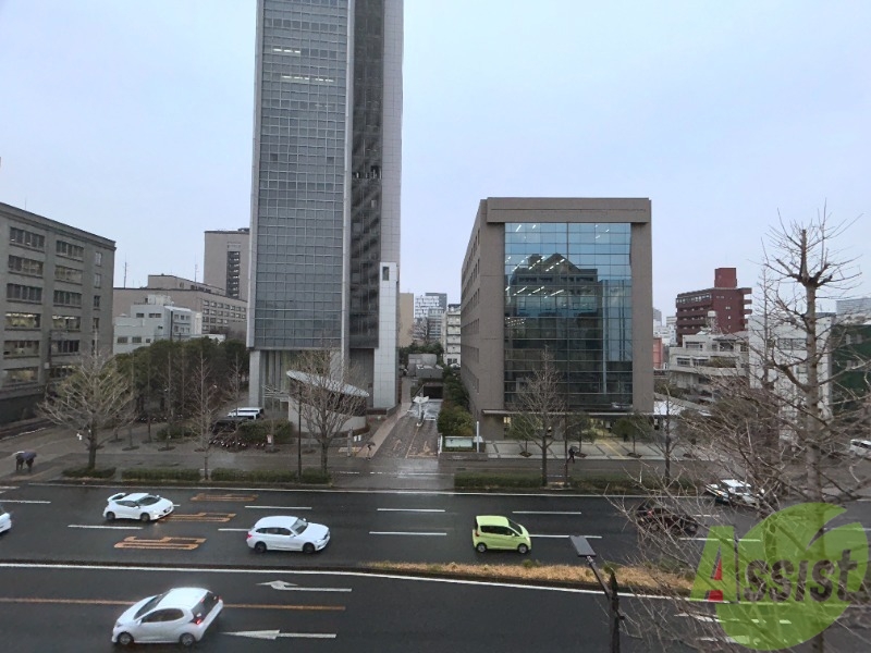 眺望　正面は大きな通りのため、晴天時は日差しが良く入ります。