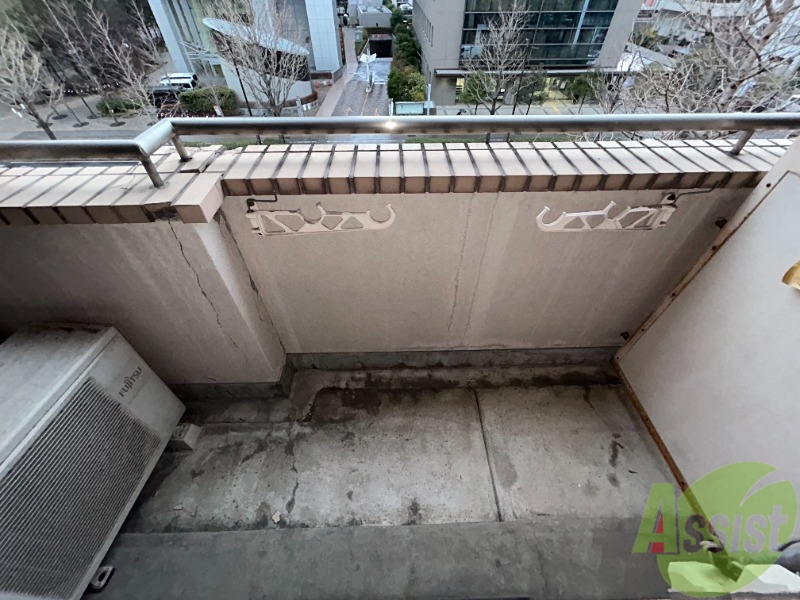 バルコニー　ベランダも十分な広さがございます。たくさん洗濯物が干せますよ