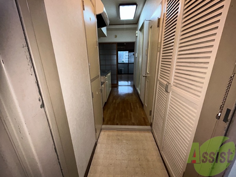 玄関　玄関からはこんな感じです。入って右手が洗濯機置き場です。