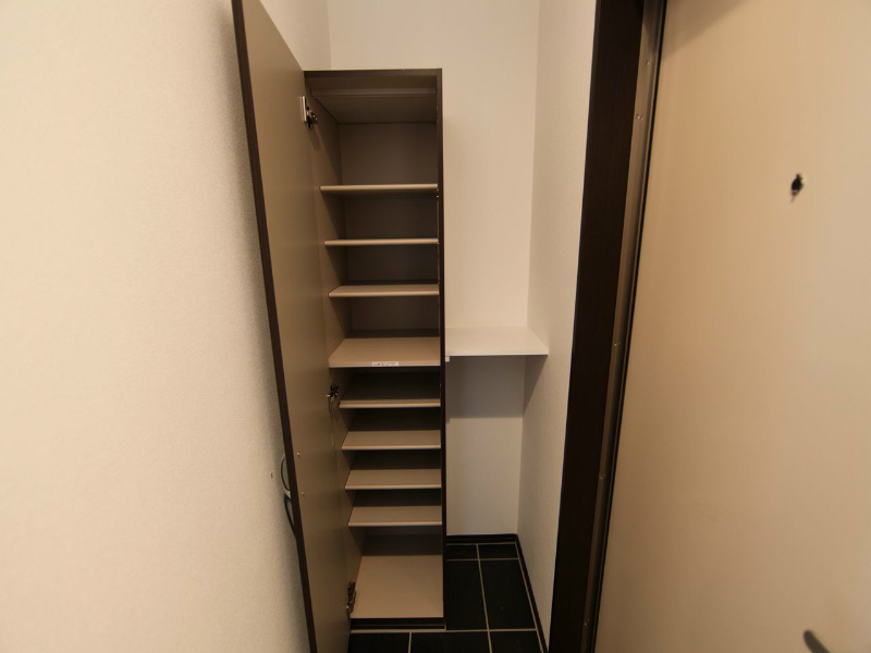 玄関　玄関　シューズボックス付（収納充実してます）