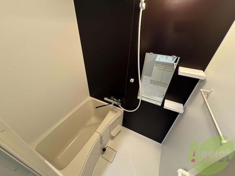 バス・シャワールーム　浴槽付きのお風呂です。ここで一日の疲れを癒しましょう。