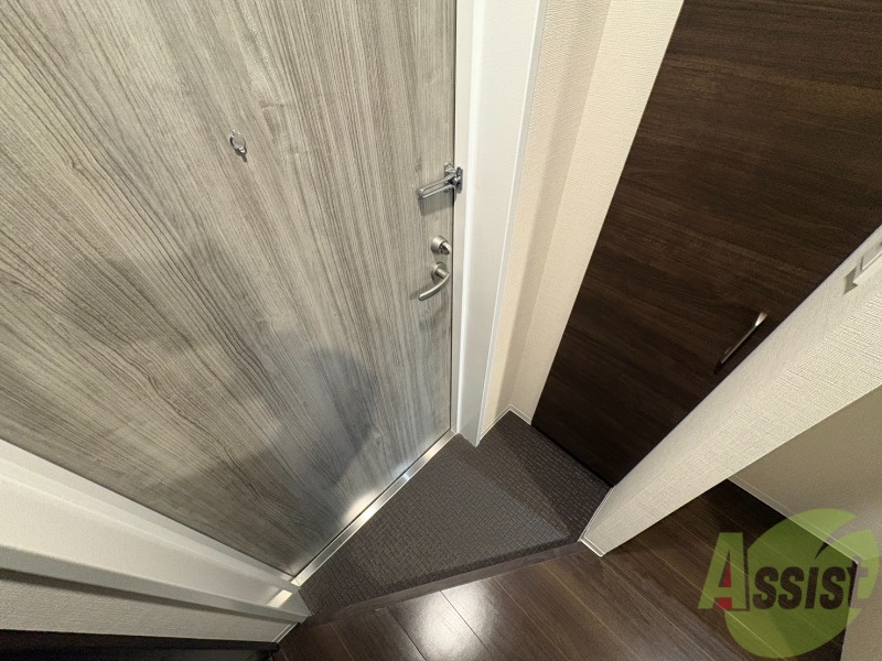 玄関　仕事から帰って迎えてくれるのはスタイリッシュな玄関です。