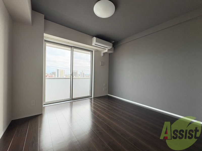 居室・リビング　こちらのお部屋にも大きな窓があり、しっかり明るいです。