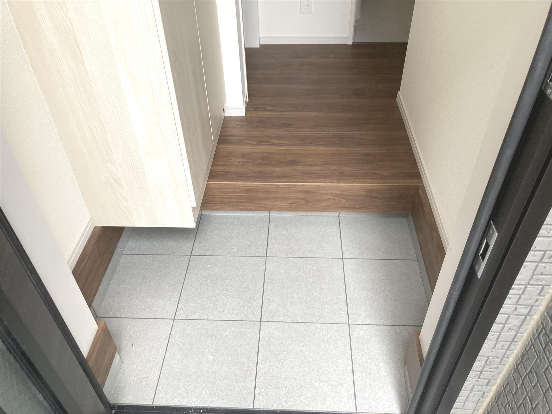 玄関　新築時の写真となります。