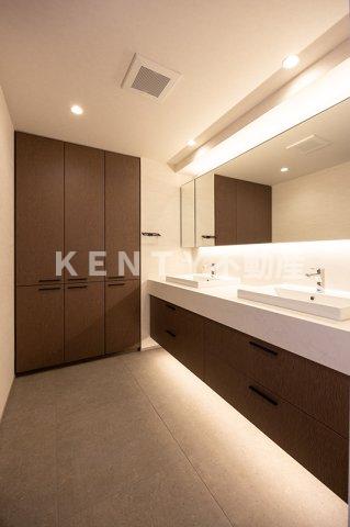 洗面設備　明るい洗面所です