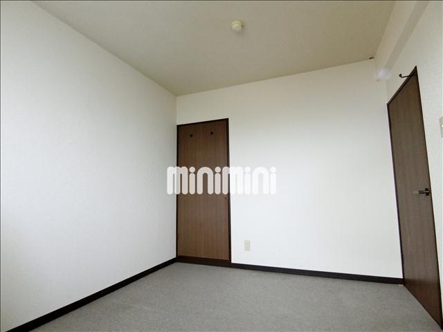 居室・リビング　収納があるので広々と使えます。