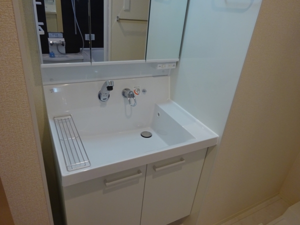 洗面設備　独立洗面台で朝の準備も快適です♪