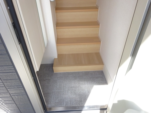 玄関　入ってすぐに内階段あります