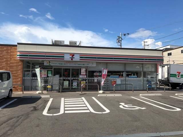 コンビニ　セブンイレブン（コンビニ）まで182m