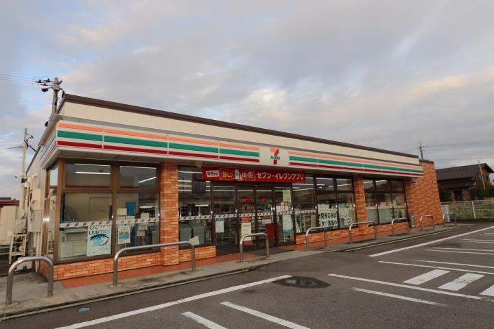 コンビニ　セブンイレブン（コンビニ）まで1077m
