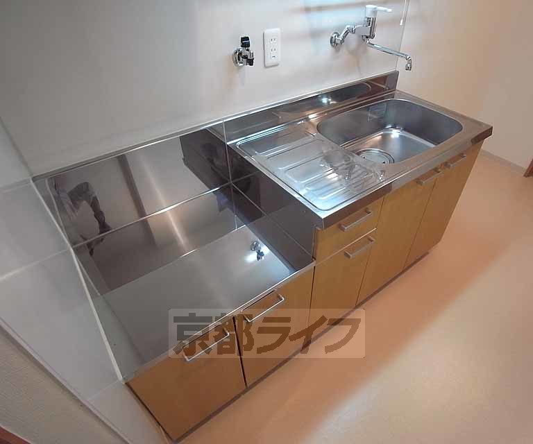 キッチン　単身用ではなかなか大きめのキッチン。