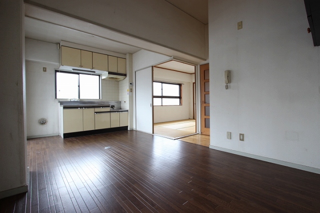 居室・リビング　同物件、別号室のものです。