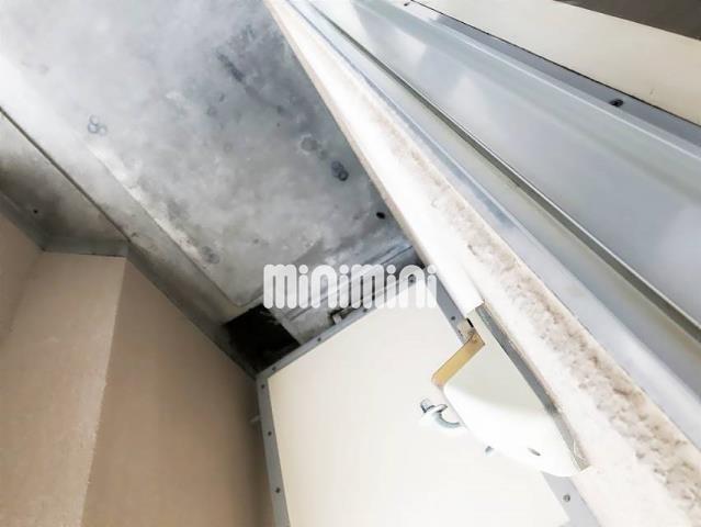 バルコニー　ベランダに洗濯機置き場があります。