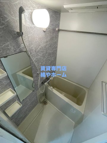 バス・シャワールーム　コンパクトで使いやすいお風呂です