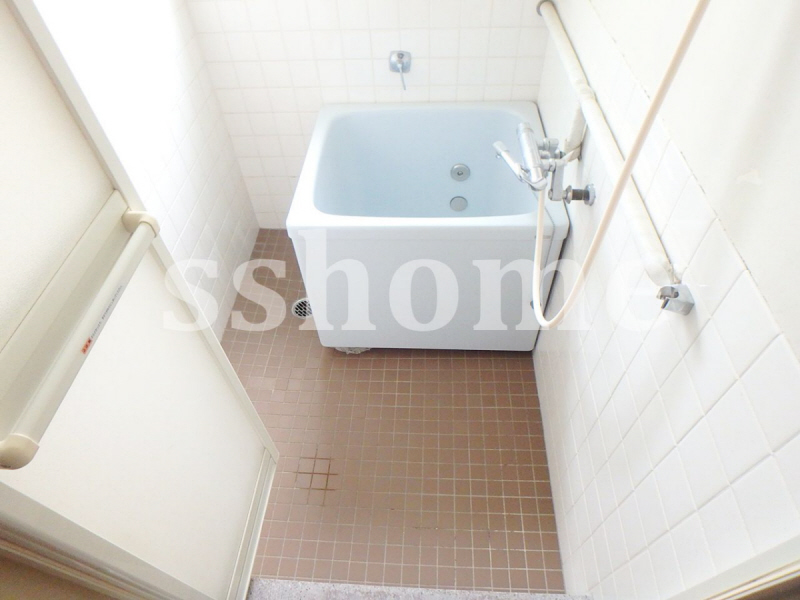 バス・シャワールーム　明るいバスルーム