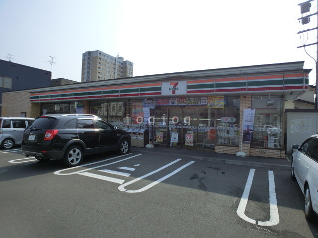 コンビニ　セブンイレブン札幌北18条東店（コンビニ）まで293m