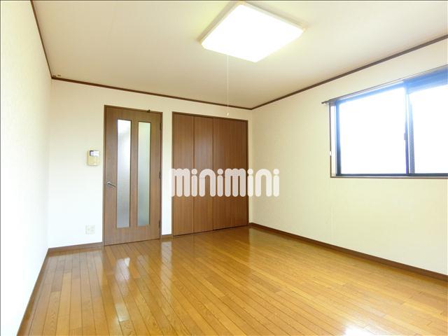 居室・リビング　２面採光、３階角部屋です。