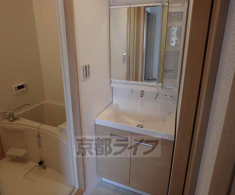 洗面設備　大きな鏡面と収納の有る使いやすい洗面台