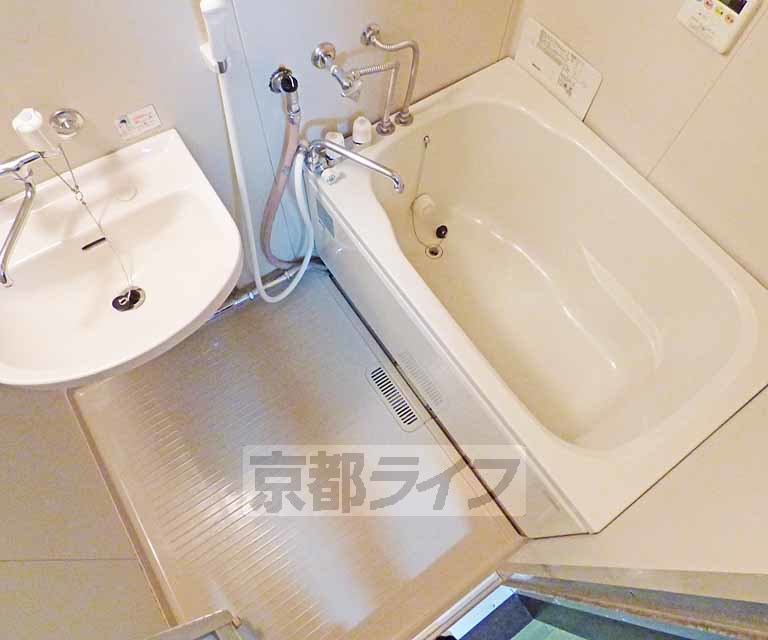 バス・シャワールーム　広々とした浴室です。