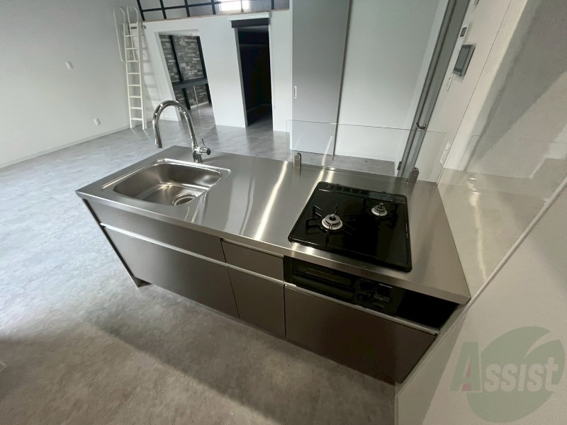 キッチン　対面キッチンになっているので料理しながらＴＶも見れますよ～。