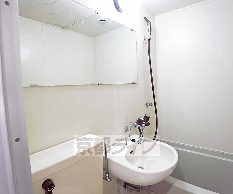 洗面設備　鏡の大きな洗面台です。