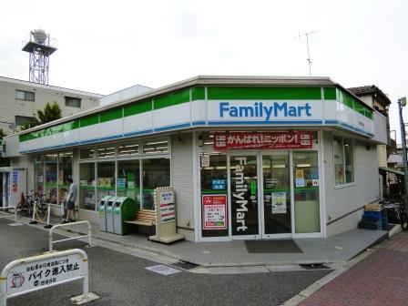 コンビニ　ファミリーマート三軒茶屋駅前店（コンビニ）まで300m