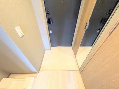 玄関　写真は同タイプ６０３号室のもの