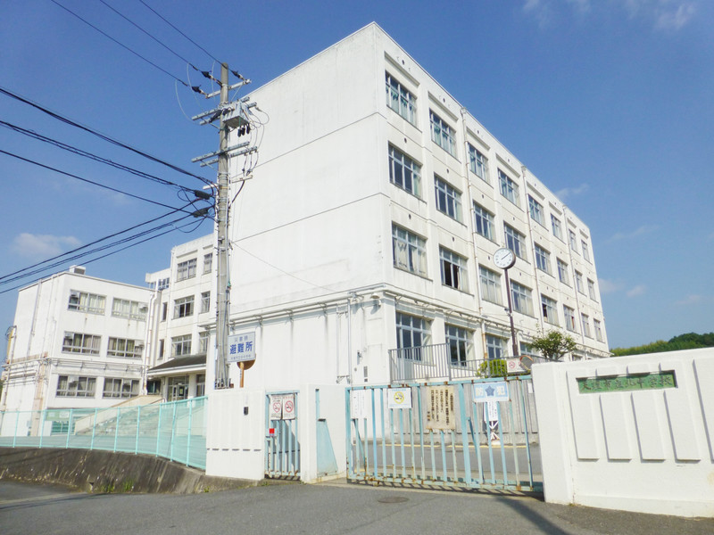 中学校　北中学校（中学校）まで580m