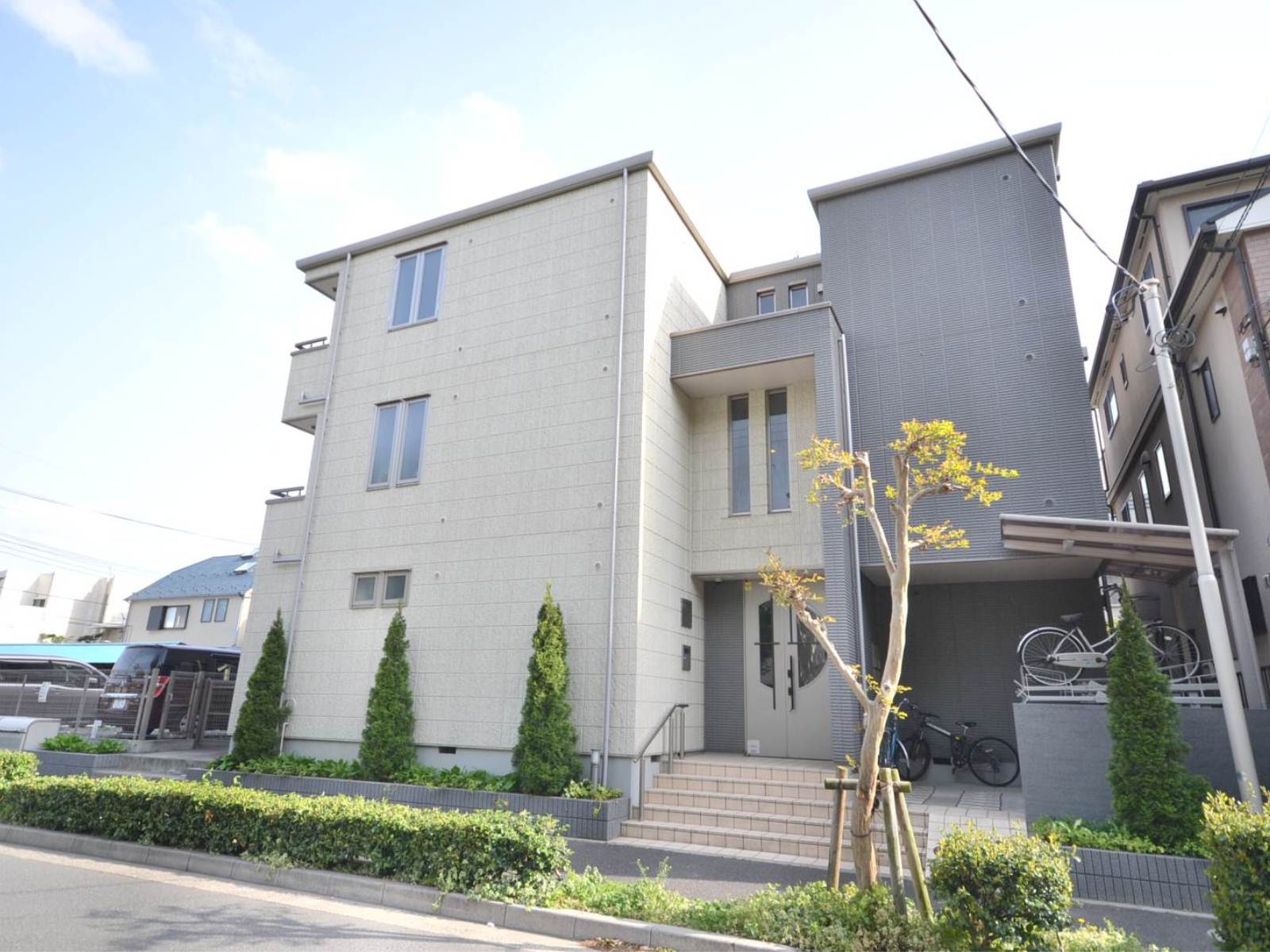 建物外観　鉄骨ＡＬＣ３階建て