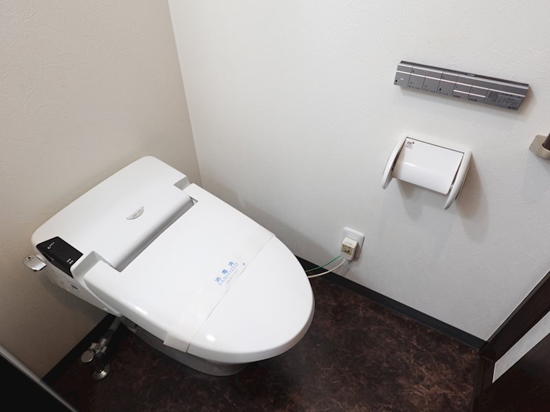トイレ　温水洗浄便座付きタンクレストイレ