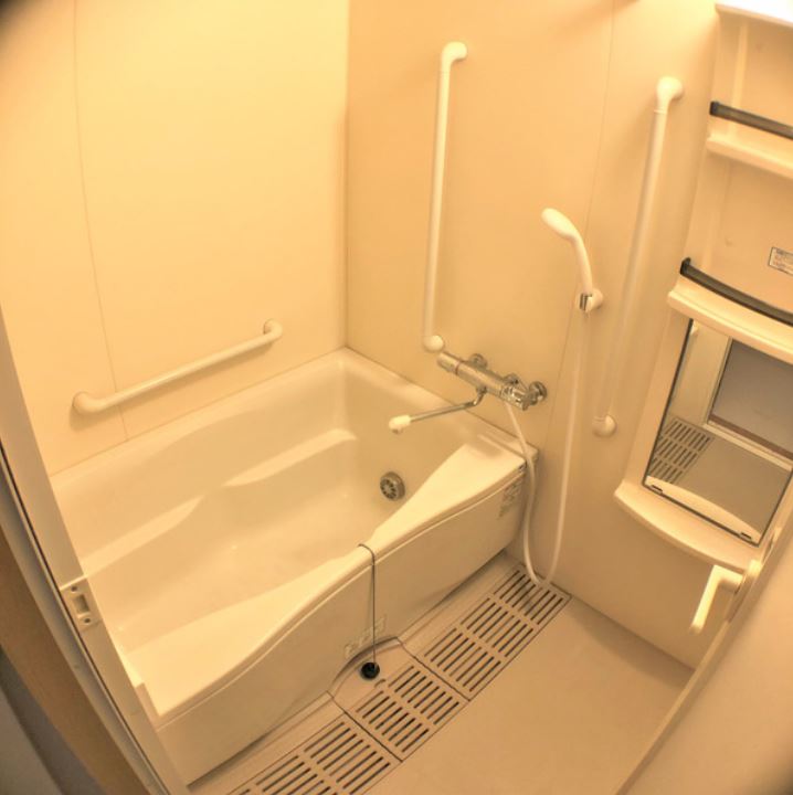 バス・シャワールーム　嬉しい追い焚き・浴室乾燥機付きです♪