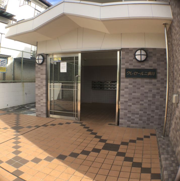 エントランス　重厚感のある建物デザイン♪